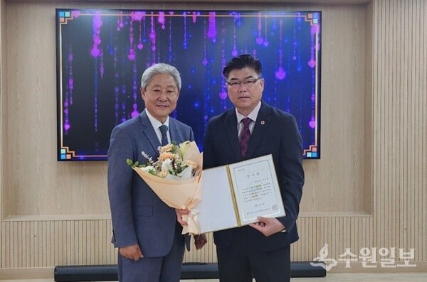 윤태길 경기도의원(오른쪽)이 한상영 하남시민생안정후원회장으로부터 감사장을 받은 뒤 기념촬영을 하고 있다. (사진=경기도의회)