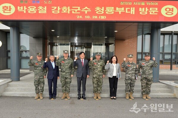 박용철 강화군수(왼쪽 네번째)가 정종범 해병대 제2사단장(오른쪽 네번째)과 면담을 가진 관계자들과 기념촬영을 하고 있다. (사진=강화군)