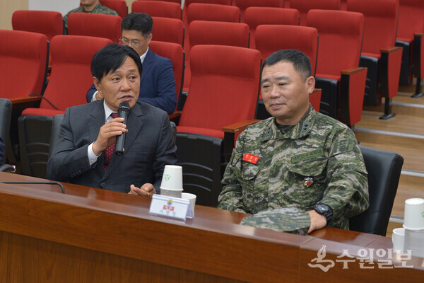 박용철 강화군수와 정종범 해병대 2사단장이 면담을 갖고 있다. (사진=강화군)