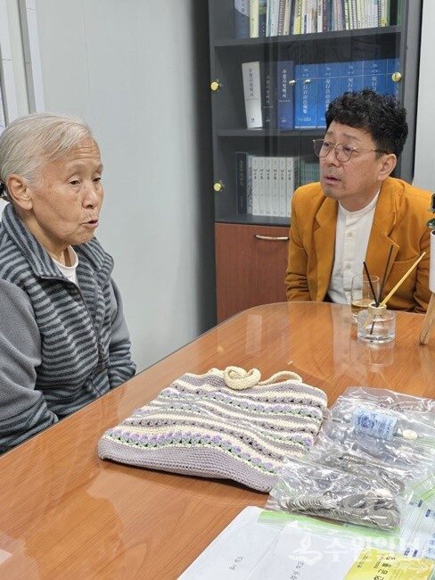 유복단 어르신이 매교동장실에서 김상연 수원경실련 공동대표와 대화를 나누고 있다. (사진=수원시)