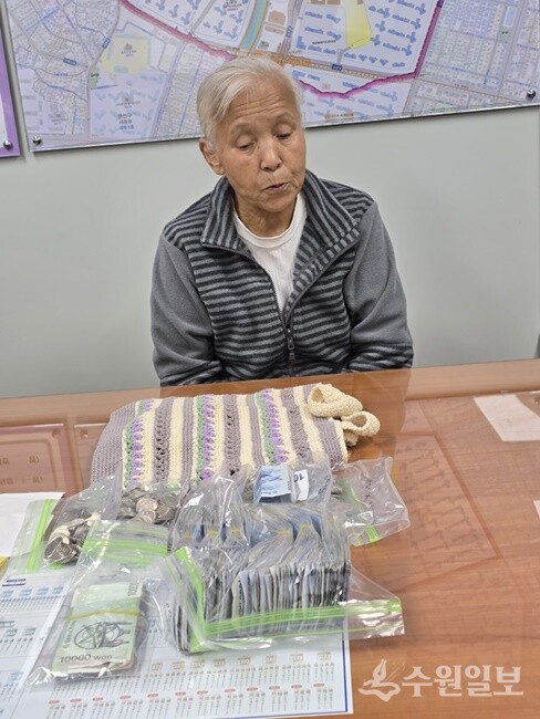 6월 1일부터 폐지를 팔아 모은 돈을 29일 매교동행정복지센터에 전달한 유복단 어르신. (사진=수원시)