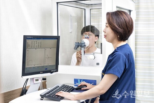 성빈센트병원 의료진이 환자를 대상으로 폐기능검사를 하고 있다. (사진=성빈센트병원)