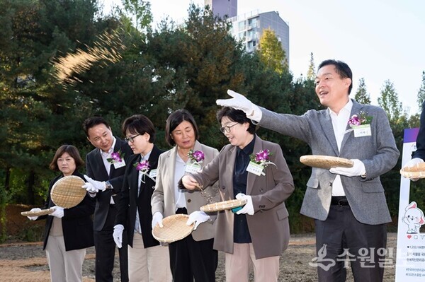 이재준 수원시장(오른쪽 첫번째)이 정자동 청보리밭 둘레길에 청보리씨를 뿌리고 있다. (사진=수원시)