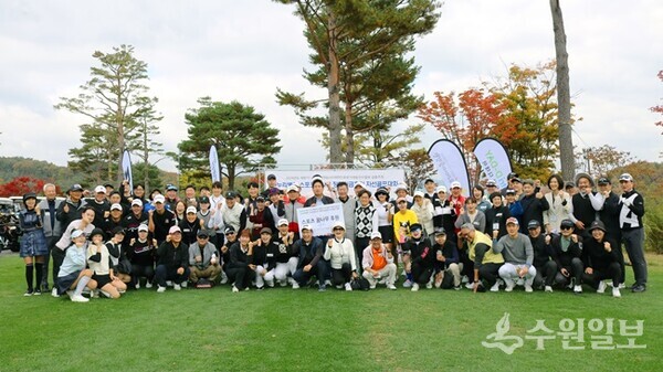 2024 하반기 스포츠 꿈나무 후원 자선골프대회 시작 전 참가자들이 모여 단체사진을 촬영하고 있다. (사진=나누리병원)