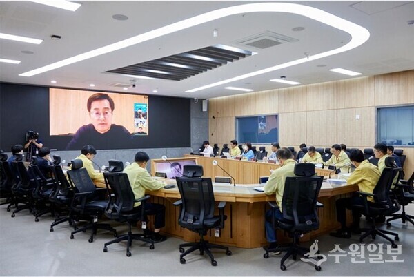 31일 오전 네덜란드 벨트호벤에서 김동연 경기도지사가 납북자 대북전단 살포 대응 긴급회의를 하고 있다.(사진=경기도)