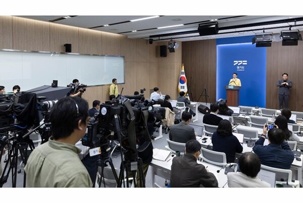 31일 오전 경기도청 브리핑룸에서 김성중 행정1부지사가 납북자가족 대북전단 살포에 따른 경기도 대응계획을 발표하고 있다. {사진=경기도)