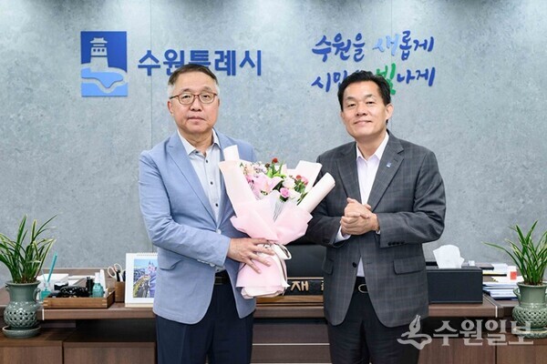 이재준수원시장(오른쪽)이 김흥식 신임 이사장과 기념촬영하고 있다.(사진=수원시)