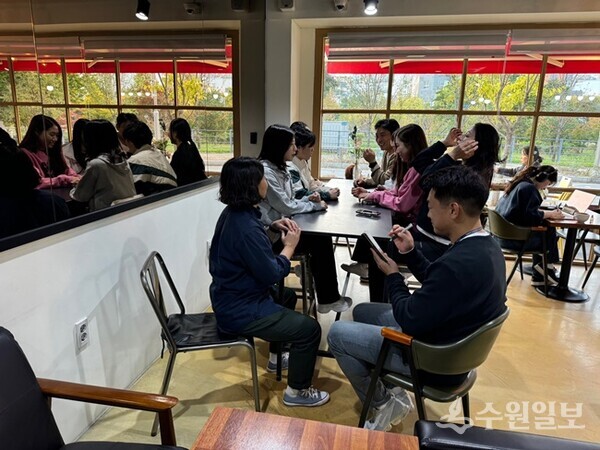 경기도체육회가 경기도청 직장운동경기부 체조팀 선수들과  '근무(훈련) 환경 개선 정담회'를 갖고 있다. (사진=경기도체육회) 