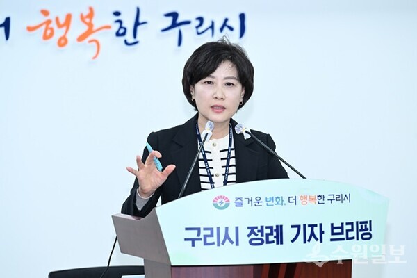 김진희 경제재정국장이 10월 5주차 정례 기자브리핑을 가지면서 구리시의 주요 현안을 자세하게 설명하고 있다. (사진=구리시)