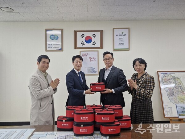 이기복 다산동 센터장(오른쪽 두번째)이 서울에이스병원의 응급 구급함을 전달받고 기념촬영을 하고 있다. (사진=다산행정복지센터)