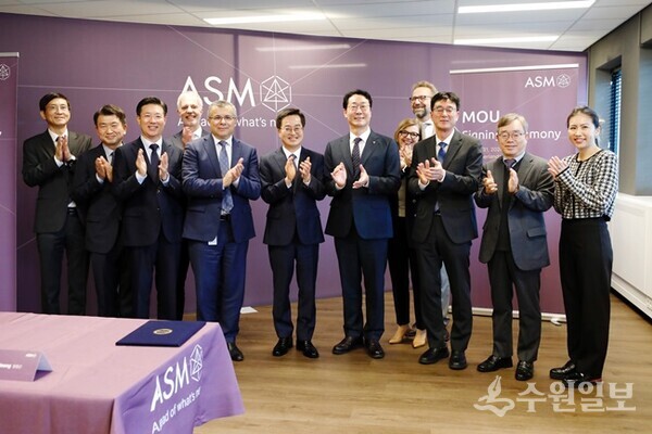 네덜란드 소재 글로벌 반도체 장비 제조기업 ASM 본사를 방문, 김동연 경기도지사(왼쪽 6번쨰)와 정명근 화성시장(왼쪽 7번쨰)이 히쳄 엠사드(Hichem M'Saad) ASM CEO 및 임직원 등과 기념촬영을 하고 있다. (사진=화성시)
