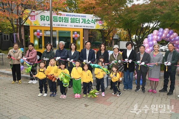 오산시 효성백년가약 아파트내 영유아 등하원쉘터 ‘새싹스테이션’ 개소식에서 이권재 오산시장(뒷줄 왼쪽에서 6번째)과 아파트 입주민, 영유아들이 기념촬영을 하고 있다. (사진=오산시)