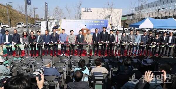 서해선 및 포승~평택선 철도 개통 환영식에서 참석 내빈들이 기념테이프를 자르고 있다. (사진=평택시)