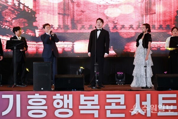 '기흥행복콘서트'에서 이상일 용인시장(왼쪽 두번째)이 성악가 손혜수, 윤정빈과 함께 이탈리아 가곡 '오 솔레 미오'를 부르고 있다. (사진=용인시)