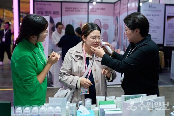 지난달 31일부터 11월 2일까지 고양 킨텍스에서 열린 ‘지페어 코리아 2024’에서 해외 바이어들이 국내 중소기업 제품을 관람하고 있다. (사진=경과원)