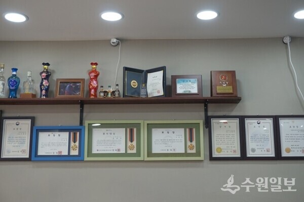 조광석 회장이 받은 각종 표창장과 감사패. (사진=김우영)