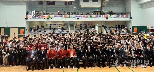 2일 화성국민체육센터에서 열린 '제4회 화성시장배 합기도대회'에서 참가자들이 기념촬영을 하고 있다. (사진=화성시)