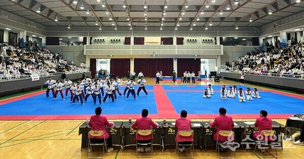 2일 장안대학교 실내체육관에서 열린 '제31회 화성시장배 태권도 대회'에서 선수들이 태권체조 경기를 펼치고 있다. (사진=화성시)