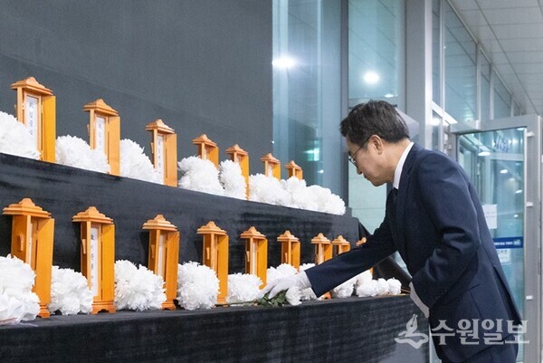 김동연 경기도지사가 아리셀 화재사고 회상자 분향소에 조문을 하고 있다. (사진=경기도)