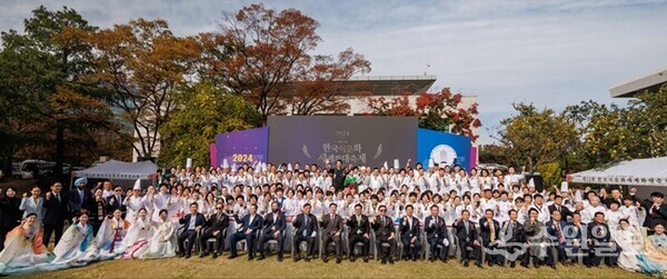 '제12회 한국식문화세계화대축제' 참석자들이 기념촬영을 하고 있다. (사진=(사)대한민국한식포럼)