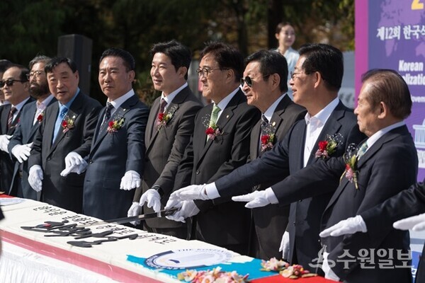 우원식 국회의장(오른쪽 네번째)을 비롯, 문웅선 대한민국한식포럼 회장(오른쪽 세번째), 진종오 국회의원(왼쪽 다섯번째) 양승조 전 충남도지사(오른쪽 두번째) 명재선 국회 태권도연맹 이사장(왼쪽 네번째)이 제12회 한국식문화세계화대축제에 참석해 '떡 케이크 커팅식'을 하고 있다. (사진=(사)대한민국한식포럼)