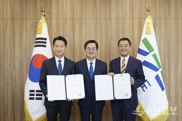 김동연 경기도지사(가운데)가 고영인 신임 경제부지사(왼쪽)와 윤준호 신임 정무수석에게 임용장을 준뒤 기념촬영을 하고 있다. (사진=경기도)