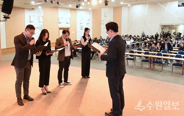 지난 4일 경과원 1층 광교홀에서 열린 공정거래 자율준수 제도 도입 선언식에서 강성천 원장과 임직원 대표가 선언문을 낭독하고 있다. (사진=수원일보)