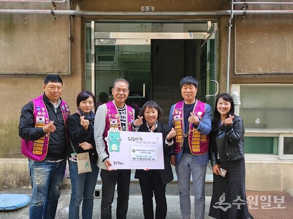 용인시 담당자와 용인라이온스클럽 회원들이 드림스타트 대상 가정 집수리를 완료한 후 기념촬영을 하고 있다.(사진=용인시)