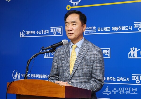 정장선 평택시장이 6일 언론브리핑을 가지면서 제3자 뇌물죄 검찰 송치에 관한 입장을 밝히고 있다. (사진=평택시)