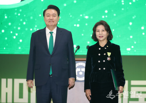 이호경 경기도새마을회장이 대통령 새마을 포장을 수상한 뒤 윤석열 대통령과 기념촬영을 하고 있다. (사진=경기도새마을회)