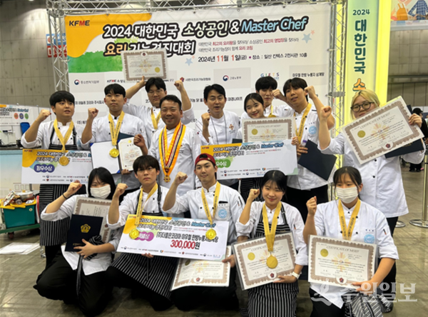 장명하 교수(둘째줄 가운데)가 '2024 대한민국 소상공인 & Master Chef 요리기능경진대회'에서 상을 받은 제자들과 기념촬영을 하고 있다. (사진= 대림대 호텔조리과)