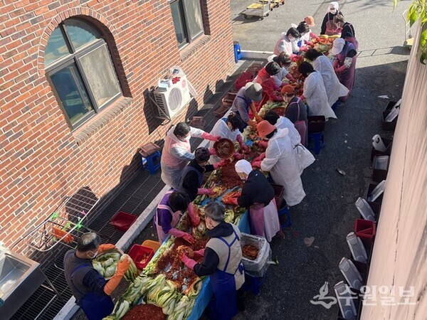 한국건강관리협회 경기도지부 임직원과 메디체크어머니봉사단이 6일 ‘평화의 모후원’에서 김장담그기를 하고 있다. (사진=건협 경기도지부)