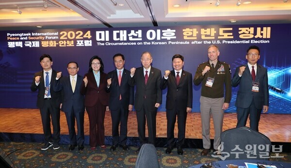 7일 서울 롯데호텔에서 열린 '2024 평택 국제 평화·안보 포럼'에서 정장선 평택시장(왼쪽 네번째)이 강정구 평택시의회 의장(오른쪽 첫번째), 반기문 전 UN 사무총장(오른쪽 네번째), 박영선 전 중소벤처기업부 장관(왼쪽 세번째), 위성락 국회의원(왼쪽 두번째), 홍기원 국회의원(오른쪽 세번째) 등과 함께 기념촬영을 하고 있다. (사진=평택시)