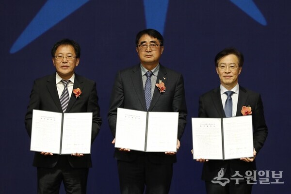 2024 화성시 ESG·소셜벤처 포럼에서 손임성 화성시장(가운데), 이상창 기술보증기금 이상창 이사장(왼쪽), 나석권 사회적가치연구원 대표가 화성시 소셜벤처 창업·육성을 위한 3자간 협약식 갖고 있다. (사진=화성시)