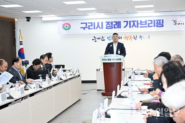 원덕재 복지문화국장이 11월 1주차 정례 기자브리핑을 가지면서 시 주요 현안을 설명하고 있다. (사진=구리시) 