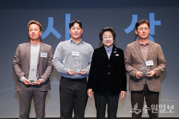 김경희 이천시장이 ‘2024년 이천시농업인대상’ 수상자에 대한 시상식을 갖고 기념촬영을 하고 있다. 왼쪽부터 오세준씨, 이정남씨, 김경희 시장, 구본학씨. (사진=이천시)
