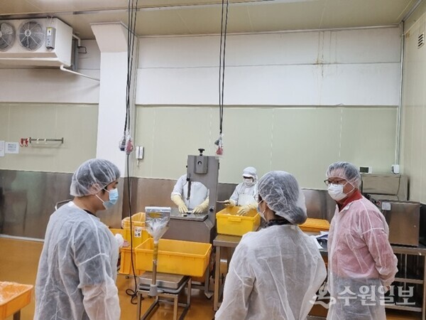 점검반이 한 학교급식 식자재 공동구매업체를 방문, 현장 점검을 하고 있다. (사진=수원시)