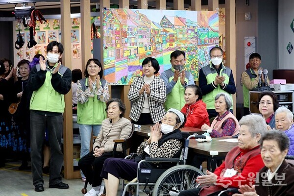 8일 연무동 소재의 한 주간보호센터에서 열린 수원도시공사 나눔문화 프로젝트 ‘찾아가는 문화사랑방’ 봉사활동에서 공사 나눠드림 봉사단이 어르신들과 공연을 함께 즐기고 있다.(사진=수원도시공사)