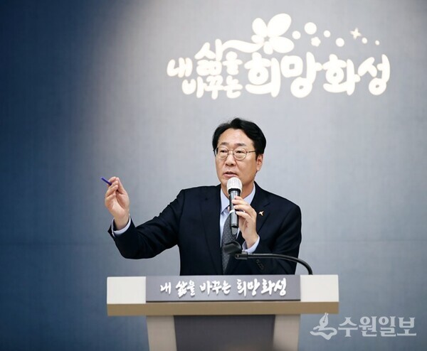 정명근 화성시장이 시정브리핑을 하면서 화성특례시의 미래비전으로 ‘과학기술인재 특별시, 화성’을 선언하고 있다. (사진=화성시)
