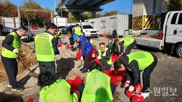 남양주시 다산1동 자율방재단을 비롯, 안전보안관, 안전지킴이 및 관계 공무원 등 20여명이 각종 안전사고 예방에 사용할 제설용 모래주머니 500여개를 제작하고 있다. (사진=남양주시 다산행정복지센터)