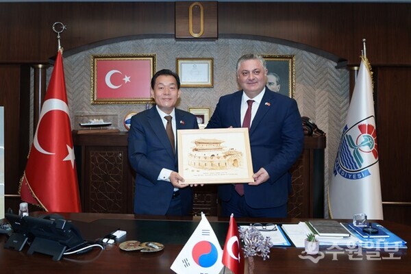 이재준 수원시장(왼쪽)과 메흐메트 귀렐 얄로바시장이 함께하고 있다. (사진=수원시)