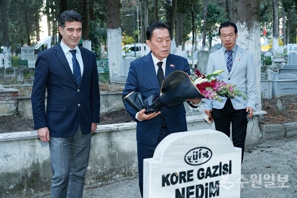 이재준 시장이 한국전 참전용사 묘소를 참배하고 있다. (사진=수원시)