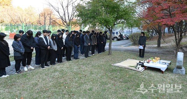 경과원이 8일 광교테크노밸리 경기바이오센터 동물위령비 앞에서 실험·연구 과정에서 희생된 동물의 넋을 기리는 ‘제13회 실험동물 위령제’를 갖고 있다. (사진=경과원)