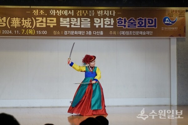 김영수 평양검무 이수자의 쌍검독무. (사진=김우영)