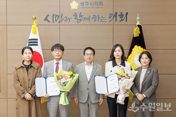 허경행 광주시의회 의장(가운데)이 10월 칭찬공무원 이철옥 퇴촌면 총무팀장(왼쪽 두번째)과 11월 칭찬공무원 홍유정 신현동 총무팀장(오른쪽 두번째)에게 칭찬증서를 수여한 뒤 기념촬영을 하고 있다. (사진=광주시의회)