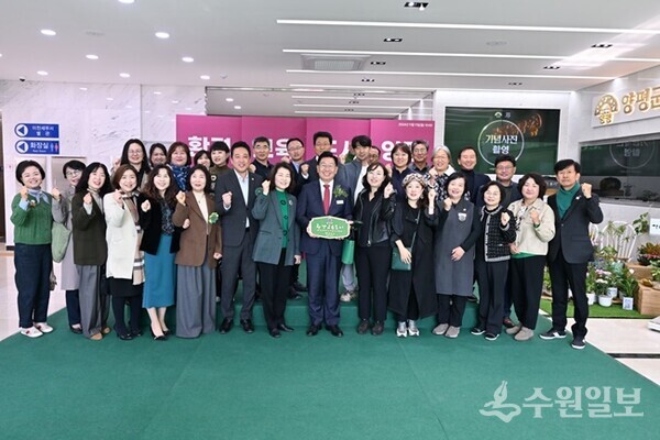 전진선 양평군수(앞줄 가운데)가 군청 로비에서 환경교육도시 선포식을 성황리에 개최한 뒤 관계자들과 함께 기념촬영을 하고 있다. (사진=양평군)