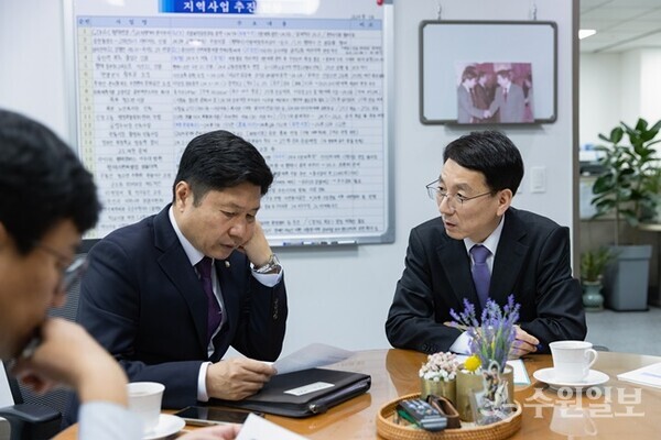 김성중 행정1부지사(오른쪽)가 홍기원 의원과 면담을 하고 있다. (사진=경기도)