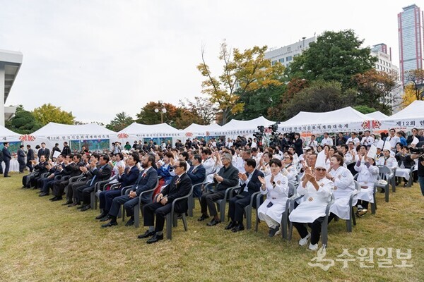 서울 여의도 국회의사당 국회박물관 앞 잔디광장에서 열린 '제12회 한국식문화세계화축제'에서 참석자들이 행사를 지켜보고 있다. (사진=(사)대한민국한식포럼)