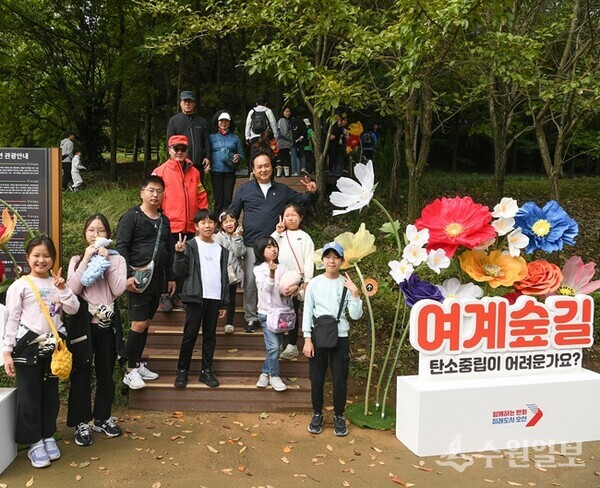이권재 오산시장이 세교2지구 입주민들과 오색둘레길을 둘러보고 있다. (사진=오산시)