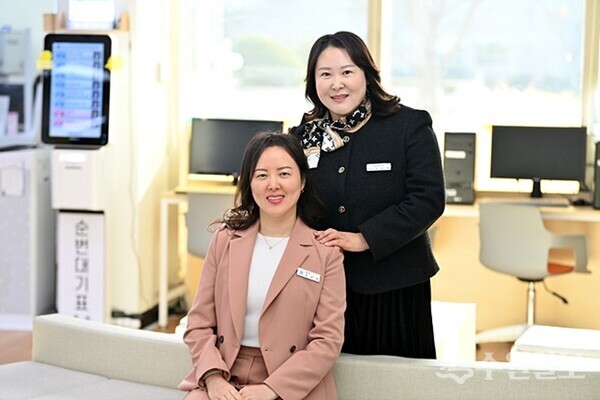 '행복동행 사회복지공무원 가족'에 선정돼 보건복지부 장관 표창을 수상한 하남시 자매공무원인 안선경 미사2동 찾아가는보건복지팀장(오른쪽)과 안선진 보육정책팀장. (사진=하남시)